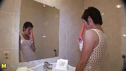 ما عجوز حلق الفتيات