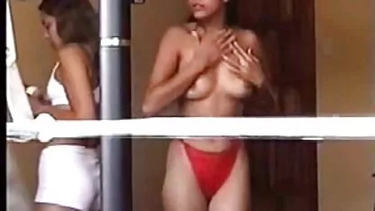 2 فتيات يتجسسن على المتلصص تسجيل المثيرة واللباس