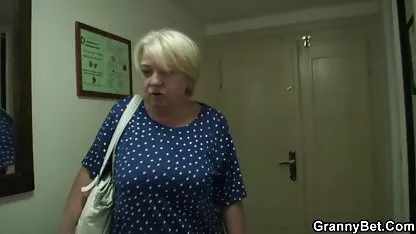رجل آسيوي شغل كس بعد يوم من التسوق
