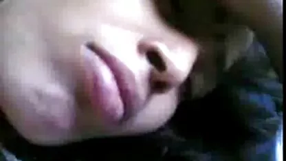 تظهر امرأة هندية ثدييها الكبيرين مجانًا للحصول على صور جنسية لزوجها
