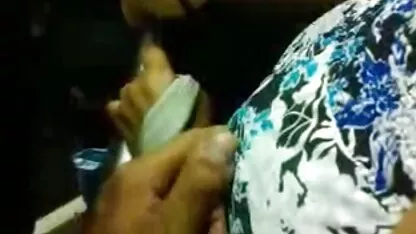 الأم تلمس السيارة