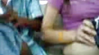 صبي الآسيوية يلهون في سيارة الرطب كس