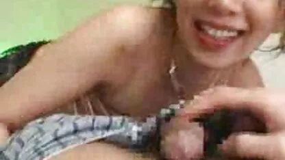 هاجمت فتاة فقيرة ناضجة لأنها تضاجع فتاة