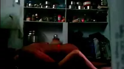 ابن امرأة هندية يشعر بالجنس مع كس مشعر في المطبخ