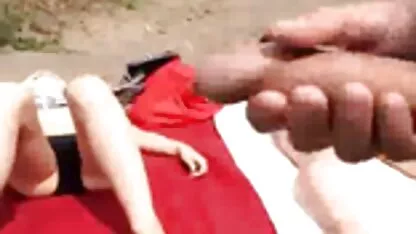 فتاة على الشاطئ ، وامرأة ناضجة ناضجة