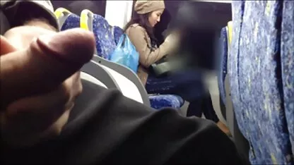 فتاة جميلة تريد مشاهدة أشرطة الفيديو المجانية