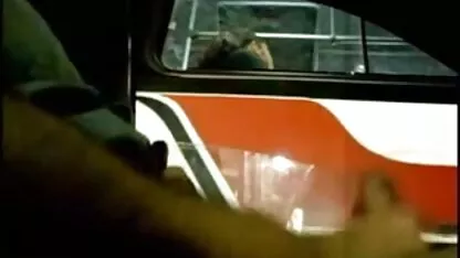 فتاة في القطار الثلاثي الهواة