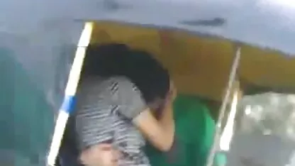 يسحب القبلات في السيارة. مارس الجنس كس