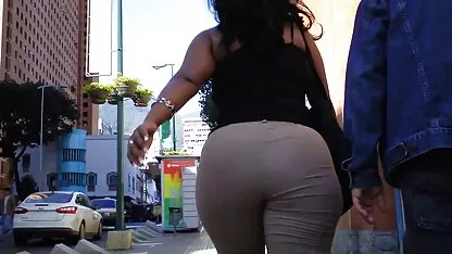 لاتينا امرأة سمراء اللعنة في الكاكي