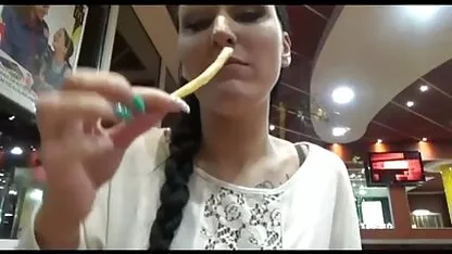 أكل الفتيات الصغيرات